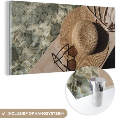 MuchoWow® Glasschilderij 120x60 cm - Schilderij acrylglas - Zee - Hoed - Zomer - Foto op glas - Schilderijen