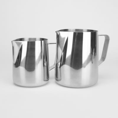 Melkkannetje Opschuim Set – Zilver – 2 Stuks – 350ml + 600ml – RVS - Essentials – RVS – Melkopschuimkan – Melkkan – Espressomachine - Barista Essentials