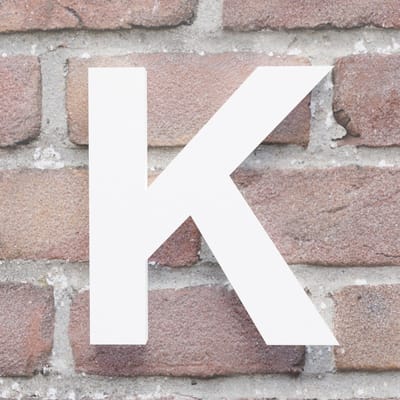 Huisnummer Arial K wit - Maat: Klein (10 cm) - blinde bevestiging - Huisnummerbord