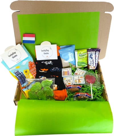 Cadeau box – Holland - Nederland – Gefeliciteerd - Verrassings Pakket – Verjaardag - Gift box - Grappig - Cadeau voor vrouw man – Kado – Sokken - Verjaardags cadeau – Jarig -Geschenkdoos –LuckyDay Socks - Maat 36-40