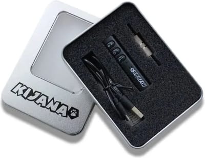 Vrooomy® Bluetooth Audio Adapter – 3.5mm AUX Ontvanger voor Elektrische Kinderauto’s & Motoren – Draadloze Muziek Ontvanger – Inclusief Oplaadkabel – Autoaccessoires