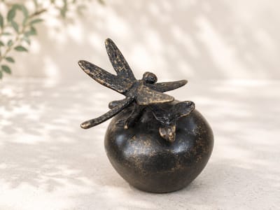 Decoratief Beeld - Bronzen Beeld - Urne Met Libelle - Bronzart - Bruin - 8 x 8 cm