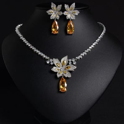 Ensemble Collier Boucles d'Oreilles Design Luxe Léger pour Femme Élégant Fleur Gouttelette Tendance et Polyvalent Sens du Design de Niche