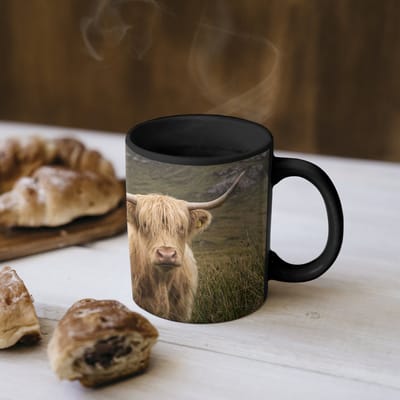 Magische Mok - Foto op Warmte Mokken - Koffiemok - Schotse hooglander - Bergen - Grasveld - Magic Mok - Beker - 350 ML - Theemok