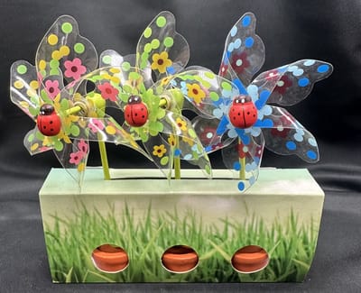 Set van 3 decoratieve windmolentjes in pot - kunststof+houten steker "bloemetjes en lieveheersbeestjes"- meerkleurig + groene potjes- dia 9 cm x hoogte 16 cm - Tuinaccessoires - tuinstekers