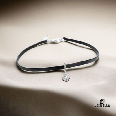Leerella Chique Choker Necklace Zilverkleur met Strass Hangertje 31+5cm Verstelbaar