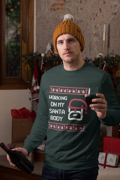Shirt - Working on my santa body - Wurban Wear | Grappige sweater | Leuk cadeau | Unisex sweater | Oversized sweater | Foute kerst trui | Foute kerstkleding | Kerst sweater | Kerst diner | Kersttrui dames | Foute kersttruiendag 2024 | Groen