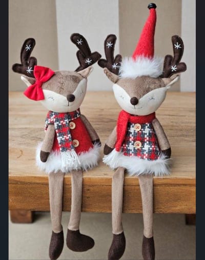 La Galleria - Set van 2 Zittende elanden rode outfit met hangbeentjes H53cm Kerstdecoratie