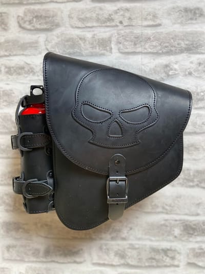 Dries Design D3SD - softail motortas - swingarm tas – Softail – Motortas - leder – Harley – skull – N99-Skull – met houder en bottle - ZWART