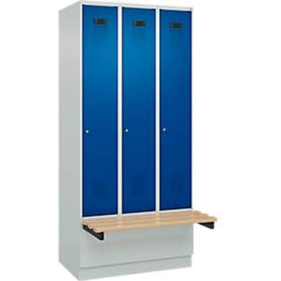 C+P Evolo Plus garderobekast, 3 vakken van elk 300 mm breed, sokkel, zwevende bank, B 900 x D 815 x H 1950 mm, cilinder, lichtgrijs/gentiaanblauw