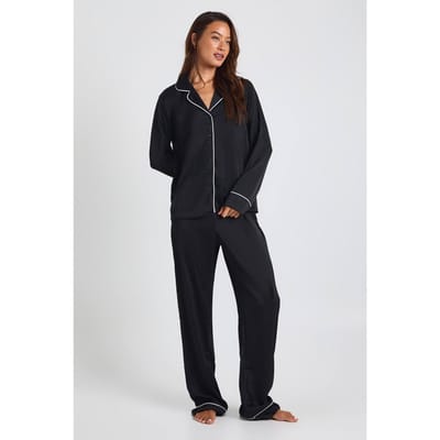 boohoo Dames Lange Satijnen Pyjama Set met Biesdetail - Shirt met Lange Mouwen & Broek | Zwart | Maat: 38