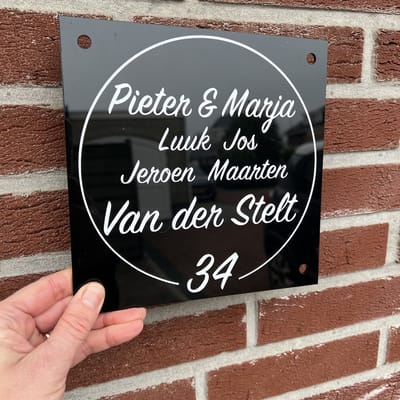 Naambord - zwart plexiglas - 20 cm x 20 cm - huisnummerbord - naambordje huis - huisnummer - incl bevestigingsset + RVS afstandhouders