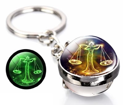 Sleutelhanger Sterrenbeeld Weegschaal – Glow in the Dark – Kristallen Bol – Zodiac Keychain – Cadeau voor Weegschaal – 8 cm