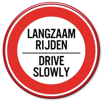 Verkeersbord Langzaam rijden - Drive slowly - Weerbestendig Aluminium - Ø60 cm - Bevestiging: Met hekbeugels (voor spijlen- of gaashek)