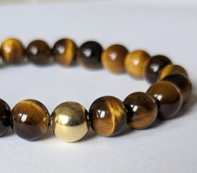 Tijgeroog-edelsteen-armband-maat-19-met-goldplated-kraal-8mm