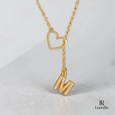 Leerella Goudkleurige | M | Initial Ketting met Hart en Letter Hanger – Gepersonaliseerde RVS Ketting met Zirconia Steentjes – 60 cm Collier