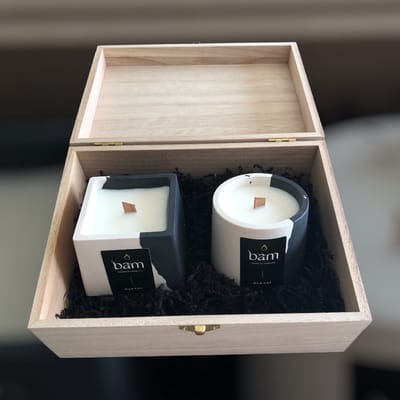 BAM Geschenkmand met 2 Wild Figs Geurkaarsen van Zonnebloemwas – Luxe Cadeauset – 30 Branduren – Handgemaakt - Houten wiek