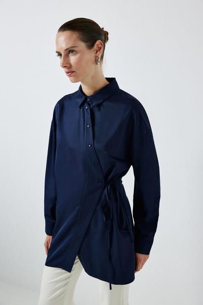 Touché Privé - Asymmetrische blouse met strikceintuur - Marine - Dames
