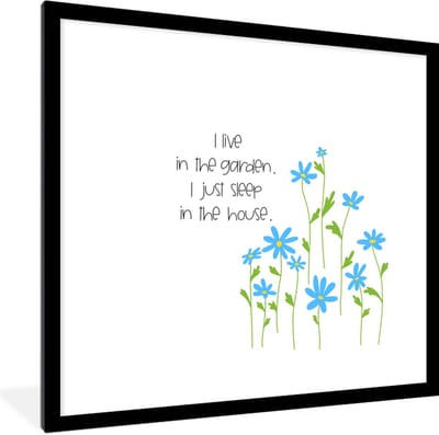 Fotolijst incl. Poster - Quotes - Spreuken - I live in the garden I just sleep in the house - 40x40 cm - Posterlijst
