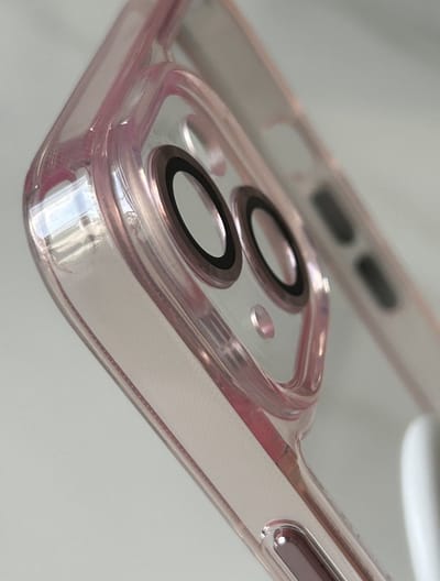 Anti-Yellow TPU/PC Hoesje - Geschikt voor iPhone 14 Plus / 15 Plus - Met Cameralens Glas Bescherming – Transparant/Roze – 2.5mm Dikte