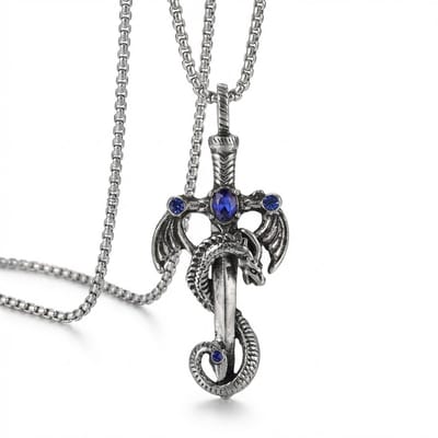 Zilverkleurige ketting met draak-en-zwaard hanger voor heren – fantasy stijl – blauwe accenten – schakelketting