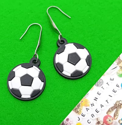 Jeannette-Creatief® - Voetbal - Bal - Oorhangers - Voetbal oorbellen - Oorbellen Dames - Polymeer bedels - Oorbellen Meisjes - Zilverkleurige RVS Oorhaakjes - Voetbal - Voetballen - Oranje - Hup Holland Hup - Holland - EK 2024 - Voetbal - EK - Zilver
