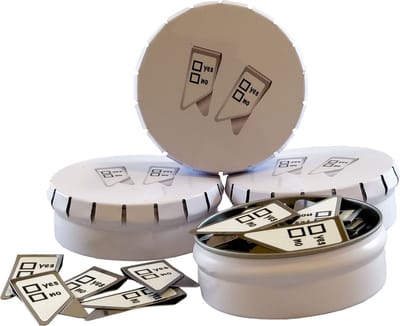 Blikje gevuld met 25 yes or no paperclips. Verpakt per 4 blikjes