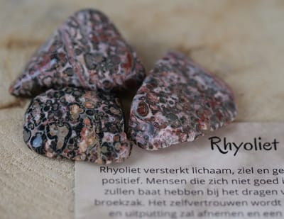 Rhyoliet trommelsteen, edelsteen - Perfect cadeau voor mannen en vrouwen - Inclusief uitleg - Spiritueel - Rhyolite - Balans -Beter slapen - Huidklachten - 100% NATUURLIJK