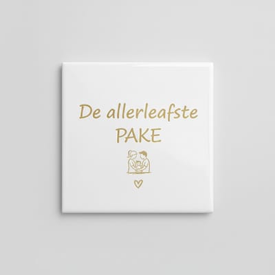 “De Allerliefste Pake” Keramische Tegel met Hart & Familie Illustratie – Liefdevolle Quote Wanddecoratie Cadeau – 15 × 15 cm