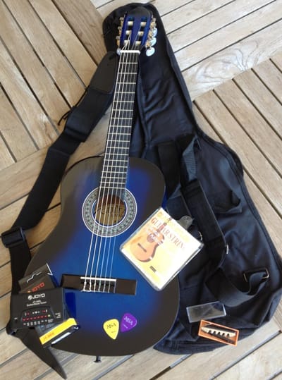 MSA C9 3/4 blauwe kindergitaar met starterset (stemmer, band, draagtas, capo, extra set snaren) klassieke gitaar