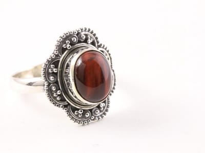 Bewerkte zilveren ring met rode tijgeroog - maat 17