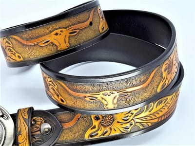 RR20-17a.125 : Longhorn Skull Big Buckle aan zwart Leren Riem, goudgele Skull & Flower 125cm