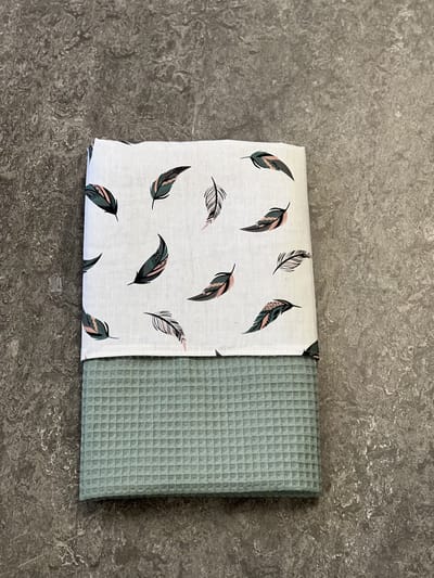 baby deken kinderwagen deken wieg deken dusty green gekleurde veertjes 60 x 90 cm