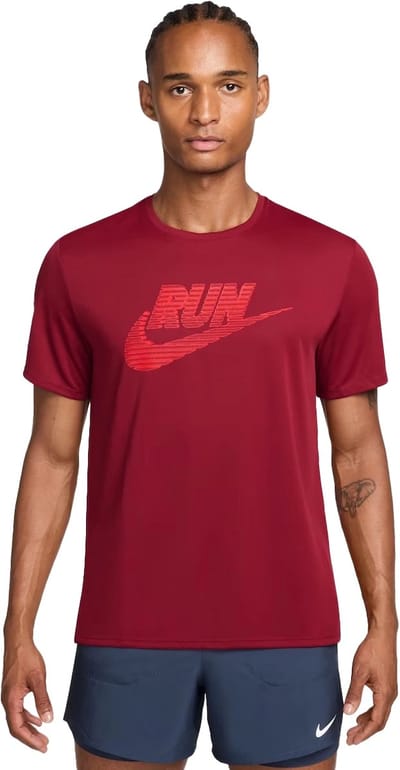 Nike dri-fit uv miler run energy t-shirt in de kleur roze.