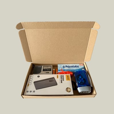 Noodpakket essential - First48 - denk vooruit - powerbank - noodradio - dynamo zaklamp - Aquatabs -drinkwater - noodpakket voor thuis - zelfredzaam - survivalpakket - radio - Noodpakket
