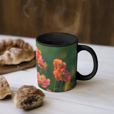 Magische Mok - Foto op Warmte Mokken - Koffiemok - Bloemenveld - Zonnestralen - Oranje - Magic Mok - Beker - 350 ML - Theemok