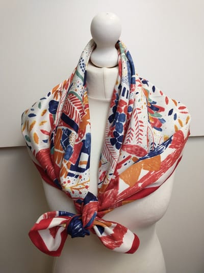 Vierkante dames sjaal Pia gebloemd motief rood wit blauw groen geel 90x90