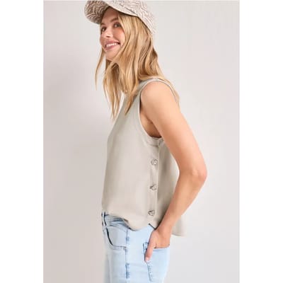 Top met knoopdetails opzij