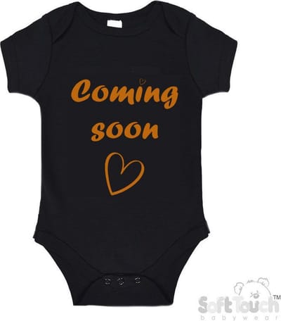 100% katoenen Romper met Tekst "Coming soon" - Zwart/tan - Zwangerschap aankondiging - Zwanger - Pregnancy announcement - Baby aankondiging - In verwachting 56/62