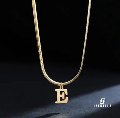 Leerella Alfabet Slang Ketting | E | Goudkleurige Gepersonaliseerde Ketting van Hoogwaardig RVS met Initialen | Elegant en Tijdloos Sieraad voor Dames | Moederdag, Valentijnsdag en Verjaardag Cadeau 41+5 cm
