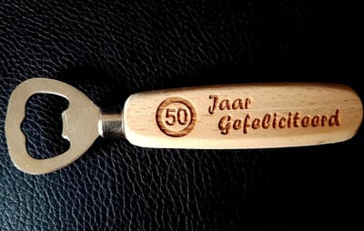 Schubie - Houten Flesopener 50 jaar Gefeliciteerd - Cadeau - Verjaardag - Bieropener
