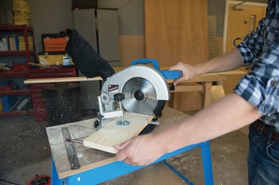 Silverline 1400 W gecombineerde verstekzaag, 210 mm INCLUSIEF achterste stabilisator en hoogwaardig zaagblad