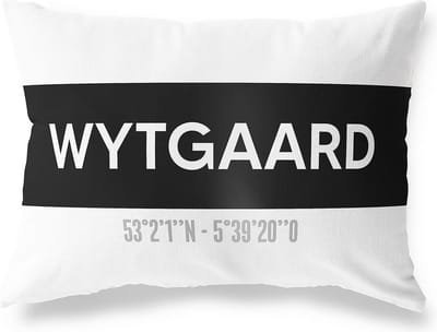 Tuinkussen WYTGAARD - FRIESLAND met coördinaten - Buitenkussen - Bootkussen - Weerbestendig - Jouw Plaats - Studio216 - Modern - Zwart-Wit - 50x30cm