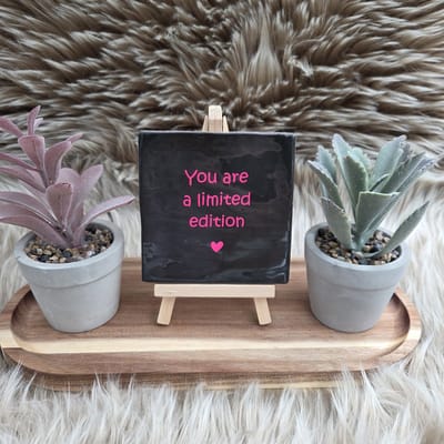 Robuust Wenstegeltje – You Are a Limited Edition – Hip trendy tegeltje – Uniek Cadeau voor Vriendin, Zus of Collega – Stoer & Stijlvol Woonaccessoire - Zomaar - Afscheid - Pensioen – Trendy nu – Decoratief Tegeltje met Standaard – Cadeau Idee