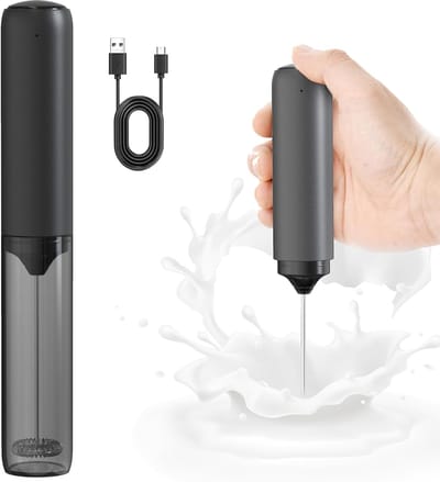 Daity Een oplaadbare melkopschuimer met deksel - een draagbare handmixer voor dranken - elektrische melkopschuimer - geschikt voor koffie - latte - cappuccino - smoothies - warme chocolademelk - enz. (zwart)