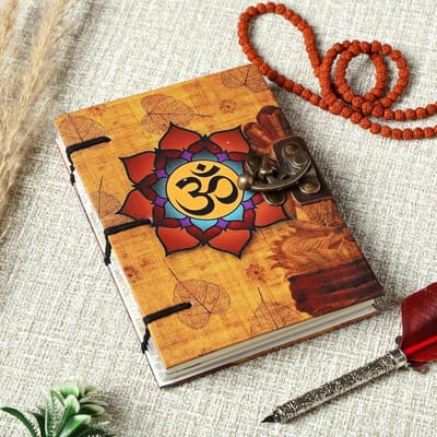 Vintage Dagboek 'Om' met Uniek Slot - Handgemaakt Papier, Hardgebonden Notitieboek