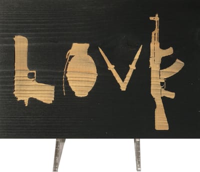 CharredArt - Houten Bord Banksy Streetart | Graffiti - Liefde Wapens Hout kunst - Wanddecoratie accessoires - Houten print - Kerstcadeau