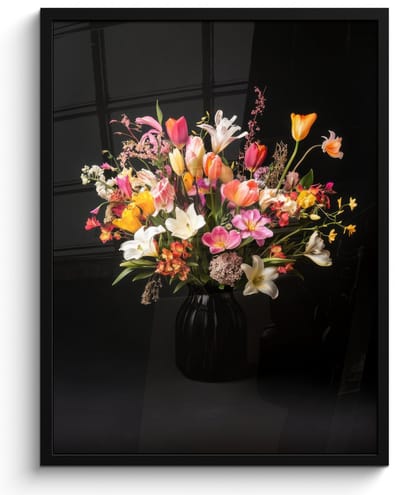 Poster in lijst - Fotolijst 50x70 cm - Posters - Vaas - Bloemen - Tulpen - Posterlijst zwart - Decoratie - Wanddecoratie woonkamer - Muurdecoratie slaapkamer