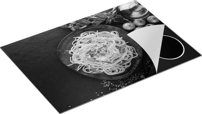 Chefcare Inductie Beschermer Bord met Spaghetti op een Zwarte Marmeren Plaat - Zwart Wit - 75x50 cm - Afdekplaat Inductie - Kookplaat Beschermer - Inductie Mat