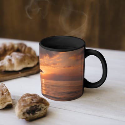 Magische Mok - Foto op Warmte Mokken - Koffiemok - Dolfijnen - Zee - Realistisch - Magic Mok - Beker - 350 ML - Theemok